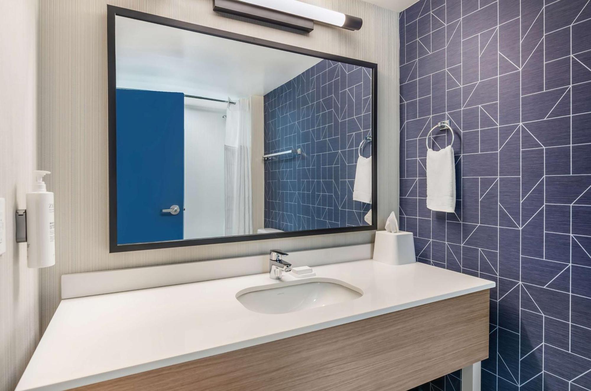 Hotel Spark By Hilton Airport Roanoke